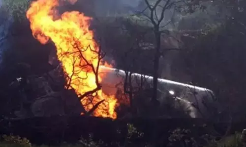 സാധാരണ വേഗതയിലെത്തിയ ടാങ്കർ ലോറി; ലിങ്ക് റോഡിലേക്ക് തിരിഞ്ഞതും ഭയാനക കാഴ്ച; നില തെറ്റിയെത്തിയ പിക്കപ്പ് ഇടിച്ചുകയറി വൻ പൊട്ടിത്തെറി; ഏഴുപേർ വെന്ത് മരിച്ചു; നടുങ്ങി നാട്