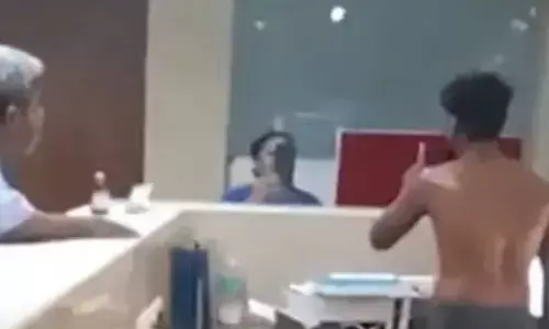 എനിക്കൊരു 500 രൂപ താ...; ലഹരിയുടെ പാതിബോധത്തിൽ അർദ്ധനഗ്നനായി നിന്ന് യുവാവിന്റെ അലറിവിളി; ആശുപത്രിയിലെത്തിയവർ പരിഭ്രാന്തരായി; ഒടുവിൽ ജീവനക്കാരിയുടെ ഇടപെടൽ