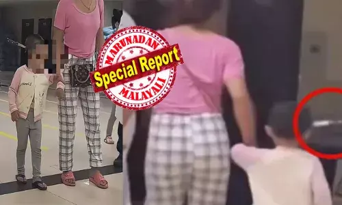 ആശുപത്രി നടയിൽ അമ്മയുടെ കൈപിടിച്ചെത്തിയ കുഞ്ഞിനെ കണ്ട് പലരും പതറി; തലയോട്ടിയിൽ കുത്തിയിറക്കിയ നിലയിൽ കത്തി; ഒന്നും സംഭവിക്കാത്തത് പോലെ കൂളായി നടത്തം; ചെറിയൊരു അശ്രദ്ധയിൽ നടന്നത്; ഭയപ്പെടുത്തി വീഡിയോ