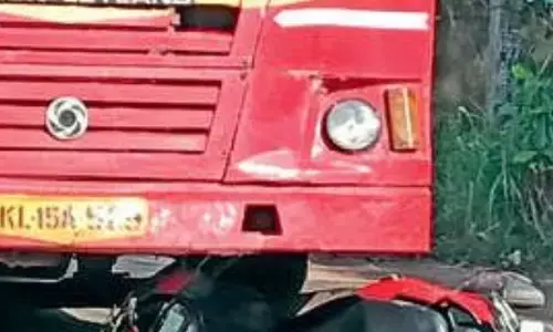 കെഎസ്ആർടിസി ബസ് സ്കൂട്ടറിന് പിന്നിലിടിച്ച് അപകടം; ഒരാൾക്ക് പരിക്ക്; ആശുപത്രിയിൽ പ്രവേശിപ്പിച്ചു; സംഭവം പുനലൂരിൽ