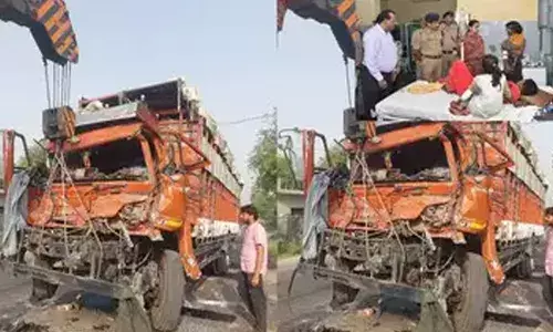 ഉത്തര്‍പ്രദേശില്‍ ട്രാക്ടറിലേക്ക് ട്രക്ക് ഇടിച്ചു കയറി അപകടം; ഇന്ന് പുലര്‍ച്ചെ ഉണ്ടായ അപകടത്തില്‍ എട്ടു മരണം:  43 പേര്‍ക്ക് പരിക്ക്