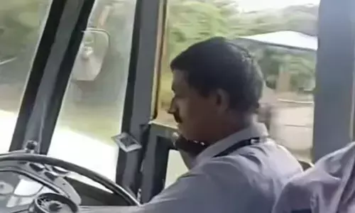 ബസ് ഓടിക്കുന്നതിനിടെ ഫോണിൽ സംസാരം: കെഎസ്ആർടിസി ഡ്രൈവറുടെ ലൈസൻസ് സസ്പെൻഡ് ചെയ്തു