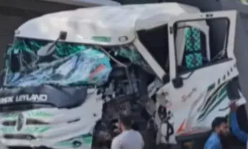 ട്രിപ്പിനിടയിൽ ഉറക്കം വന്ന ഡ്രൈവർ; മാർക്കറ്റിന് സമീപം ഒന്ന് സൈഡ് ആക്കിയതും അപകടം; നിയന്ത്രണം തെറ്റിയെത്തിയ ടോറസ് ലോറി പാഞ്ഞെത്തി ഇടിച്ചുകയറി; രക്ഷപ്പെട്ടത് തലനാരിഴയ്ക്ക്