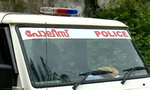 കഴുത്തിൽ പിടിച്ചു ഞെരിച്ചു, തലയ്ക്ക് അടിച്ചു; മദ്യലഹരിയിൽ 75-കാരനായ പിതാവിനെ ക്രൂരമായി മർദ്ദിച്ച് മകൻ; അന്വേഷണം ആരംഭിച്ച് പോലീസ്