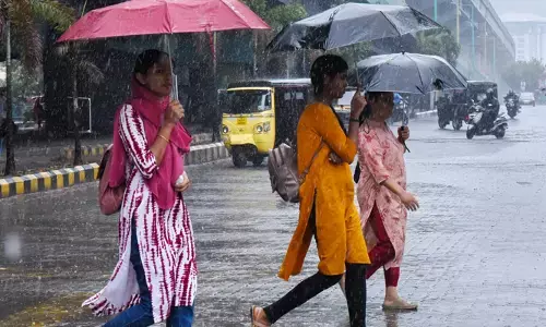 പേമാരി വരുന്നേ..; സംസ്ഥാനത്ത് നാളെ കനത്ത മഴയ്ക്ക് സാധ്യത; നാല് ജില്ലകളിൽ യെല്ലോ അലർട്ട് പ്രഖ്യാപിച്ചു; പുറത്തിറങ്ങുമ്പോൾ മുൻകരുതലുകൾ പാലിക്കണമെന്ന് അധികൃതർ