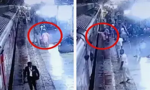 കാൺപൂരിൽ നിന്ന് ചെറിയ സ്പീഡിൽ ഓടിത്തുടങ്ങിയ ട്രെയിൻ; അതെ വേഗതയിൽ ചാടിക്കയറാൻ ശ്രമിച്ച സ്ത്രീ; പൊടുന്നനെ യാത്രക്കാരുടെ നിലവിളി; നില തെറ്റി ട്രാക്കിലേക്ക് വീണതും സംഭവിച്ചത്; വൈറലായി വീഡിയോ