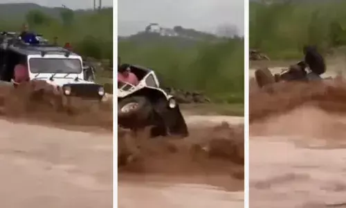 അങ്ങോട്ട് പോകല്ലേ..പറയുന്നത് കേൾക്കൂ..!!; കലങ്ങി മറിഞ്ഞ് കുത്തി ഒഴുകുന്ന നദി; മാസ്സ് കാണിക്കാൻ ജീപ്പുമായി അഭ്യാസ പ്രകടനം; നിമിഷ നേരം കൊണ്ട് സംഭവിച്ചത്; ഭയപ്പെടുത്തുന്ന ദൃശ്യങ്ങൾ പുറത്ത്