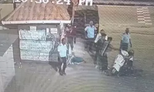 ബാറിന് മുന്നിൽ സ്കൂട്ടറിന് സ്റ്റാൻഡിട്ട് നിർത്തി പൊരിഞ്ഞ അടിയും ബഹളവും; നിമിഷ നേരം കൊണ്ട് ആളുകളും തടിച്ചുകൂടി; ആ ഗ്യാപ്പിൽ വമ്പൻ ട്വിസ്റ്റ്; സിസിടിവി ദൃശ്യങ്ങൾ കണ്ട് പോലീസിന് തലവേദന