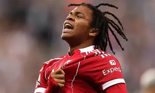 പത്ത് പേരായി ചരുങ്ങിയിട്ടും ചാമ്പ്യന്മാരെ വിറപ്പിച്ച് ന്യൂകാസിൽ യുണൈറ്റഡ്; രക്ഷകനായത് 16കാരൻ റിയോ എൻ​ഗുമോഹ; വിജയ ഗോൾ പിറന്നത് ഇഞ്ചുറി ടൈമിൽ; സെൻ്റ് ജെയിംസ് പാർക്കിലെ ആവേശപ്പോരിൽ ലിവർപൂളിന് ജയം