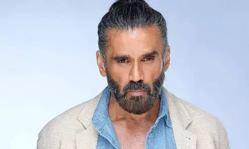 എന്തൊരു ബോറ് ഡെയ് ഇതൊക്കെ..; ഇങ്ങനെയാണോ എന്റെ ശബ്ദം; ഇനി മേലാൽ..എന്നെ അനുകരിക്കരുത്‌..!!; വേദിയിൽ മിമിക്രി കലാകാരനോട് ദേഷ്യപ്പെട്ട് സുനിൽ ഷെട്ടി