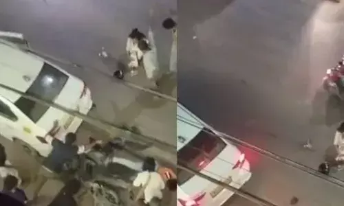 കണ്ണിൽ കണ്ടവരെയെല്ലാം ഇടിച്ചുതെറിപ്പിച്ചു; ബൈക്കിനെയും വെറുതെ വിട്ടില്ല; എറണാകുളത്ത് മദ്യലഹരിയിൽ മൂന്നുപേരുടെ കാർ യാത്ര; വൈറലായി ദൃശ്യങ്ങൾ