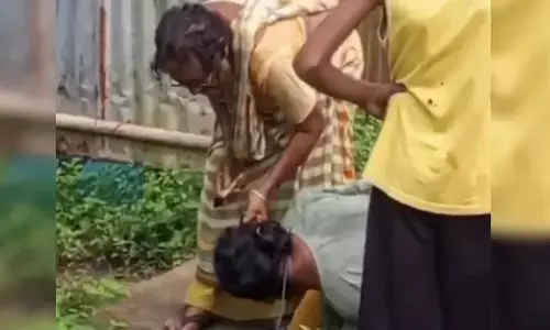 ഭര്‍തൃമാതാവുമായി വഴക്കിട്ട യുവതിക്ക് നേരെ ആക്രമണം; തൂണില്‍ കെട്ടിയിട്ട് മുടി മുറിച്ചു; അഴുക്കുചാലിലേക്ക് തല താഴ്ത്തി വച്ചു; അയല്‍വാസികള്‍ക്ക് എതിരെ ആരോപണം