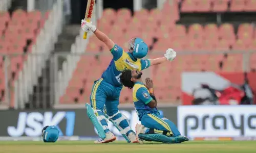 സഞ്ജുവിന്റെ ബാറ്റിങ് വെടിക്കെട്ടിന് അഹമ്മദ് ഇമ്രാന്റെ മറുപടി; അവസാനപന്തില്‍ ഫോറടിച്ച് സിജോമോന്‍;  ത്രില്ലര്‍ പോരില്‍ കൊച്ചി ബ്ലൂ ടൈഗേഴ്‌സിനെ അഞ്ച് വിക്കറ്റിന് കീഴടക്കി തൃശൂര്‍ ടൈറ്റന്‍സ്