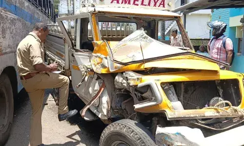 നിയന്ത്രണം വിട്ട പിക്കപ്പ് വാൻ കെഎസ്ആർടിസി ബസിൽ ഇടിച്ചു; വാൻ ഡ്രൈവർക്ക് പരിക്ക്; സംഭവം തിരുവനന്തപുരത്ത്