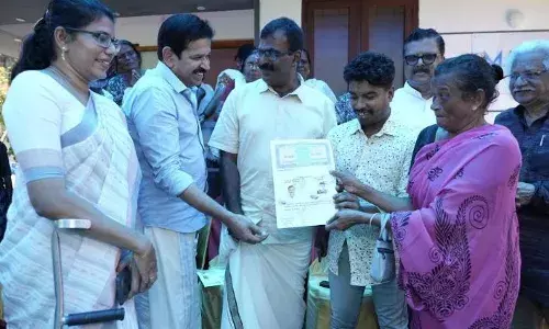 ഇന്ദിരയ്ക്കും മകനും ഇനി സുരക്ഷിതത്വത്തിന്റെ തണല്: മാജിക് ഹോമിന്റെ അഞ്ചാമത് വീടിന്റെ താക്കോല് കൈമാറി ഇന്ദിരയ്ക്കും മകനും ഇനി സുരക്ഷിതത്വത്തിന്റെ തണല്: മാജിക് ഹോമിന്റെ അഞ്ചാമത് വീടിന്റെ താക്കോല് കൈമാറി