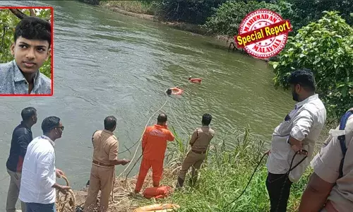 ഓണപ്പരീക്ഷ കഴിഞ്ഞ് മടങ്ങും വഴി ആറ്റില്‍ ഫോട്ടോ എടുക്കാന്‍ ഇറങ്ങി; തടയണയിലൂടെ നടക്കുമ്പോള്‍ കാല്‍വഴുതി ആറ്റില്‍ വീണ് രണ്ടു ഒമ്പതാം ക്ലാസ് വിദ്യാര്‍ഥികള്‍; ഒരാളുടെ മൃതദേഹം കിട്ടി; രണ്ടാമത്തെയാള്‍ക്കായി തെരച്ചില്‍: സംഭവം പത്തനംതിട്ടയില്‍