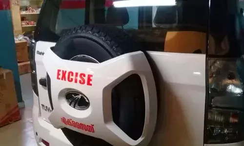 രഹസ്യ വിവരത്തിൽ പരിശോധന; ക്രിക്കറ്റ് ബാറ്റിൽ ഒളിപ്പിച്ച് കഞ്ചാവ് കടത്തിയ ബംഗാൾ സ്വദേശി എക്‌സൈസിന്റെ വലയിൽ; പിടിച്ചെടുത്തത് 15 കിലോ കഞ്ചാവ്