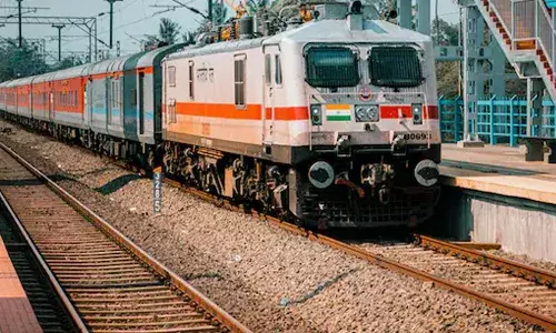 തൃശൂരില്‍ ട്രെയിനില്‍നിന്ന് തെറിച്ചുവീണ് വിദ്യാര്‍ഥി മരിച്ചു; അപകടം വാതിലിന് അരികില്‍ നില്‍ക്കെ