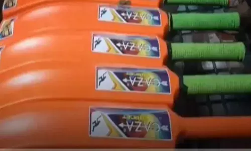 ക്രിക്കറ്റ് ബാറ്റുകളുമായി റെയിൽവേ സ്റ്റേഷനിൽ വന്നിറങ്ങിയ ആളെ കണ്ട് സംശയം; പിടി ഭാഗത്തെ സെല്ലോ ടേപ്പ് പൊളിച്ചതും അമ്പരപ്പ്; പശ്ചിമബംഗാൾ സ്വദേശിയെ കൈയ്യോടെ പൊക്കി പോലീസ്