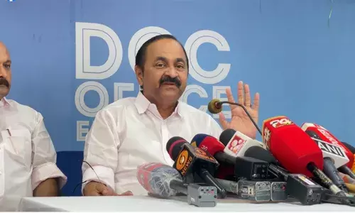 എന്റെ നേരെ ഒരു വിരല്‍ നീട്ടുമ്പോള്‍ ബാക്കി നാലു വിരലും മുഖ്യമന്ത്രിയുടെ സ്വന്തം നെഞ്ചിനു നേരെയാണ് ഉയരുന്നത്; പീഡന ആരോപണങ്ങളില്‍ പെട്ട 2 പേര്‍ മന്ത്രിസഭയില്‍; പരാതി കൊടുത്ത മുതിര്‍ന്ന നേതാവിനെ മുഖ്യമന്ത്രി സൈഡ് ലൈന്‍ ചെയ്തു എന്ന് വി ഡി സതീശന്‍; ബോംബല്ല, ഞെട്ടിക്കുന്ന വാര്‍ത്ത വരുമെന്നും പ്രതിപക്ഷ നേതാവ്