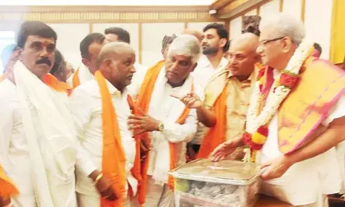 ധര്‍മസ്ഥലയിലേക്ക് ജെഡിഎസ് പ്രവര്‍ത്തകര്‍ കാര്‍ റാലി നടത്തി; ഡോ. ഡി. വീരേന്ദ്ര ഹെഗ്‌ഡെ എംപിയെ സന്ദര്‍ശിച്ച് ഐക്യദാര്‍ഢ്യം പ്രഖ്യാപിച്ചു