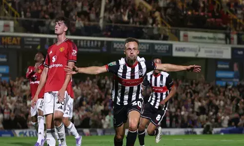 തല കുനിച്ച് മാഞ്ചസ്റ്റർ യുണൈറ്റഡ്; നാലാം ഡിവിഷൻ ക്ലബ്ബായ ഗ്രിംസ്ബി ടൗണിനോട് പരാജയപ്പെട്ടു;  ഇ.എഫ്.എൽ കപ്പിൽ നിന്ന് പുറത്ത്