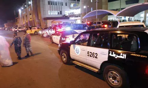 കലി തീരുന്നതുവരെ ഒരാളുടെ ശരീരത്തിൽ കാർ ഓടിച്ചുകയറ്റുന്നത് കണ്ട് പലരും നിലവിളിച്ചു; കുവൈറ്റിനെ നടുക്കി യുവാവിനെ വാഹനമിടിപ്പിച്ച് കൊലപ്പെടുത്തി; പിന്നിൽ വ്യക്തിവൈര്യാഗ്യമെന്ന് പോലീസ്