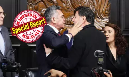 ദേശീയഗാനം ആലപിക്കവേ കണ്ടത് ഭ്രാന്തമായ അന്തരീക്ഷം; വായുവിൽ പറക്കുന്ന കസേരകൾ; ഇടി കൊണ്ട് താഴെ വീഴുന്ന എംപി മാർ; ചീത്ത വാക്കുകൾ പുലമ്പി മുഴുവൻ ബഹളം; മെക്സിക്കോയെ ഞെട്ടിച്ച് പാർലമെന്റിൽ കൂട്ട അടി; എല്ലാത്തിനും കാരണം പ്രതിപക്ഷ നേതാവിന്റെ ചർച്ച; ദൃശ്യങ്ങൾ വൈറൽ