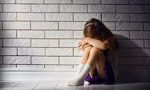 എട്ടാം ക്ലാസ്സുകാരിക്കു നേരെ ലൈംഗികാതിക്രമം; സ്‌കൂള്‍ പ്രധാനാധ്യാപകന്‍ അറസ്റ്റില്‍: സ്‌കൂളിലെത്തി അധ്യാപകനെ ചെരുപ്പുകൊണ്ട് തല്ലി സ്ത്രീകള്‍