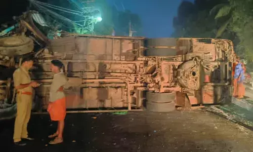 തൃശ്ശൂരില്‍ ബസ് സ്വകാര്യബസ് നിയന്ത്രണം മറിഞ്ഞ് യാത്രക്കാര്‍ക്ക് പരിക്ക്; തൃശൂര്‍ കുന്നംകുളം റോഡില്‍ വന്‍ ഗതാഗത കുരുക്ക്