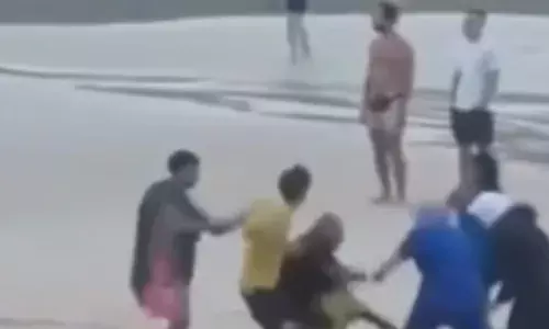 കരയിലേക്ക് ശക്തമായി അലയടിച്ചെത്തിയ രാക്ഷസ തിരമാലകൾ; പിന്നാലെ മുന്നറിയിപ്പ് വിസിൽ മുഴക്കിയ ലൈഫ് ഗാർഡ്; വിനോദ സഞ്ചാരികളുടെ അതിരുവിട്ട പ്രവർത്തിയിൽ എട്ടിന്റെ പണി