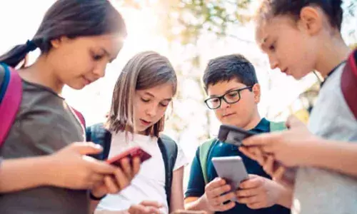 ഇനി ഇതുമായി സ്‌കൂളിൽ കയറിയാൽ പണി ഉറപ്പ്; ടീച്ചർമാർക്ക് കർശന നിർദ്ദേശം നൽകി അധികൃതർ; യുഎഇയിൽ സ്‌കൂൾ പരിസരത്ത് മൊ​ബൈ​ൽ ഉ​പ​യോ​ഗ​ത്തി​ന്​​ നി​രോ​ധ​നം ഏർപ്പെടുത്തി