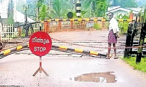 നിയന്ത്രണം വിട്ട ഓട്ടോറിക്ഷ ഇടിച്ച് റെയില്‍വേ ഗേറ്റ് തകര്‍ന്നു; ട്രാക്കിലേക്കു വീണ ഗേറ്റ് എടുത്തുമാറ്റിയ ഉടന്‍ ട്രെയിന്‍ കടന്നുപോയി: വന്‍ അപകടം ഒഴിവായത് തലനാരിഴയ്ക്ക്