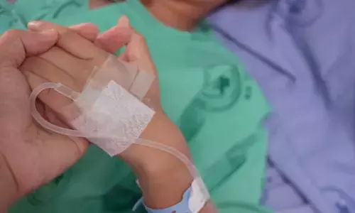 കവലയിലെ ഉയരവിളക്കിന്റെ ചില്ല് പൊട്ടിവീണു; മൂന്ന് വയസ്സുകാരിയുടെ നെറ്റിയില്‍ എട്ട് തുന്നല്‍