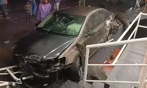 കാഞ്ഞിരപ്പള്ളിയില്‍ നിയന്ത്രണം വിട്ട കാര്‍ കെട്ടിടത്തിലേക്ക് ഇടിച്ചുകയറി; യുവാവ് മരിച്ചു; രണ്ടുപേര്‍ക്ക് ഗുരുതര പരിക്ക്