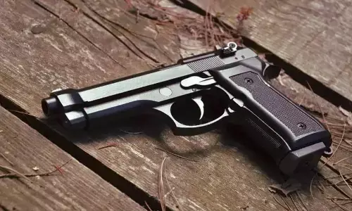 അമ്മാവന്റെ പിസ്റ്റള്‍ എടുത്ത് കളിക്കുന്നതിനിടെ അഞ്ചു വയസുകാരന് വെടിയേറ്റു; താടിയെല്ലിന് പരിക്കേറ്റ കുട്ടി ചികിത്സയില്‍