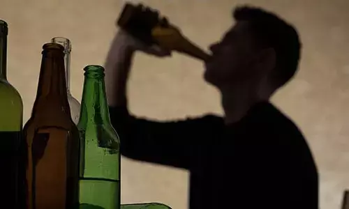 ഓണം കളറാക്കാന്‍ സുഹൃത്തുക്കള്‍ക്കൊപ്പം മത്സരിച്ച് മദ്യപാനം; കുഴഞ്ഞു വീണ പ്ലസ് ടു വിദ്യാര്‍ത്ഥിയെ ഐസിയുവില്‍ പ്രവേശിപ്പിച്ചു