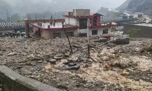 എങ്ങും മണ്ണ് മൂടിയ പ്രദേശങ്ങൾ; നിരവധി വീടുകൾ അടക്കം തകർന്ന് വ്യാപക നാശനഷ്ടം; കാശ്മീരിനെ വിറപ്പിച്ച് മേഘവിസ്ഫോടനവും മണ്ണിടിച്ചിലും; രക്ഷാപ്രവർത്തനം തുടരുന്നു; അതീവ ജാഗ്രത