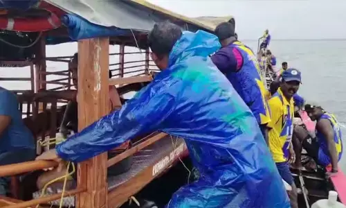 നെഹ്‌റു ട്രോഫി വള്ളംകളിക്ക് എത്തിയ ചുണ്ടൻ വള്ളം അപകടത്തിൽപ്പെട്ടു; കായലിൽ കുടുങ്ങിയത് ടീം വേമ്പനാട് തുഴഞ്ഞ വള്ളം; തുഴച്ചില്‍ക്കാര്‍ക്ക് പരിക്കില്ല