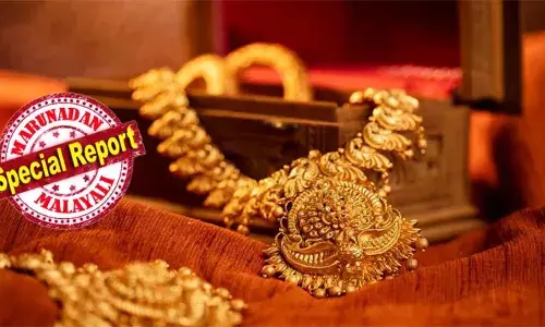 സ്വര്‍ണ്ണവില റോക്കറ്റ് പോലെ കുതിച്ചുയര്‍ന്ന് മുകളിലേക്ക്; ഒരു പവന്റെ വില 76,960 കടന്നതോടെ വിവാഹത്തിന് സ്വര്‍ണ്ണം വാങ്ങുന്ന അളവ് കുറഞ്ഞു; വിലക്കയറ്റം കാരണം വില്‍പ്പന കുറഞ്ഞതോടെ 30 ശതമാനം കടകള്‍ പൂട്ടി സ്വര്‍ണ്ണ വ്യാപാരികള്‍; കല്ല്യാണ സീസണ്‍ ആയതോടെ പവന്‍ തൂക്കം ഒപ്പിക്കാന്‍ പാടുപെടുന്ന വിവാഹപാര്‍ട്ടിക്കാരും വെട്ടില്‍