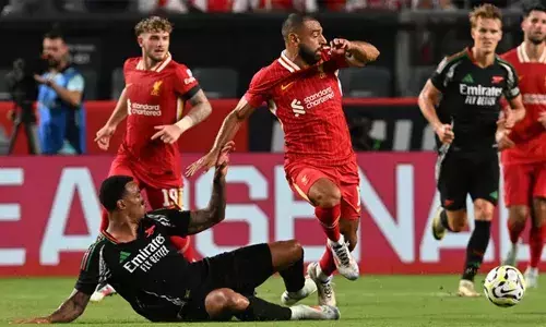 ഇംഗ്ലീഷ് പ്രീമിയർ ലീഗിലെ സൂപ്പർ സൺഡേയിൽ ആഴ്സണലും ലിവർപൂളും നേർക്കുനേർ; ആക്രമിച്ച് കളിക്കാൻ ആർനെ സ്ലോട്ടിന്റെ റെഡ്സ്; പ്രതിരോധത്തിൽ കളിച്ച് നിറയൊഴിക്കാൻ ആർട്ടെറ്റയുടെ പീരങ്കിപ്പട; ആൻഫീൽഡിൽ ചരിത്രമെഴുതാൻ ആഴ്സണൽ