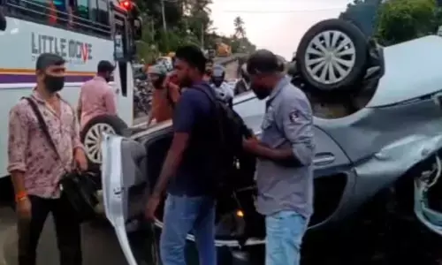 നിയന്ത്രണം വിട്ട കാർ ഡിവൈഡറിലിടിച്ച് തലകീഴായി മറിഞ്ഞു; അപകടമുണ്ടായത് റോഡിലെ വെള്ളക്കെട്ട് കണ്ട് വെട്ടിച്ചു മാറ്റിയപ്പോൾ; ആറ് പേർക്ക് പരിക്ക്