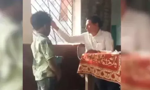 ക്ലാസ് മുറികളിൽ നിന്ന് കുട്ടികളുടെ കരച്ചിൽ; സ്‌കൂളിൽ കുട്ടികളെ ക്രൂരമായി മർദിച്ച് പ്ര​ധാ​നാ​ധ്യാ​പ​ക​ൻ; ഞെട്ടിപ്പിക്കുന്ന ദൃശ്യങ്ങൾ പുറത്ത്