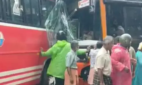 സ്വകാര്യ ബസും കെ.എസ്.ആർ.ടി.സി. ലോ ഫ്ലോറും കൂട്ടിയിടിച്ച് അപകടം; 15 പേർക്ക് പരിക്ക്; അപകടത്തിന് കാരണമായത് സ്വകാര്യ ബസിന്റെ അമിതവേഗത