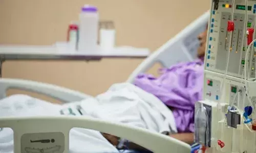 സുഹൃത്തുക്കളുമായി മത്സരിച്ച് മദ്യപാനം; അരക്കുപ്പി മദ്യം വെള്ളമൊഴിക്കാതെ കുടിച്ച വിദ്യാര്‍ഥി കുഴഞ്ഞ് വീണു; ഐസിയുവില്‍; മുണ്ടും ഷര്‍ട്ടും ധരിച്ച് എത്തിയ സ്‌കൂള്‍ കുട്ടികള്‍ മദ്യം വാങ്ങിയത് ബെവ്‌കോ ഔട്ട്‌ലെറ്റില്‍ നിന്ന്; മദ്യപിച്ചത് വിവിധ സ്‌കൂളുകളിലെ ഏഴ് വിദ്യാര്‍ത്ഥികള്‍