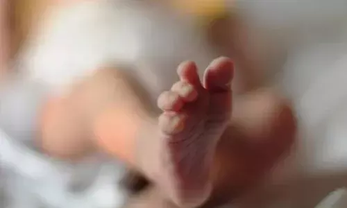 പാല്‍ നല്‍കുന്നതിനിടെ അനക്കമില്ല; ആശുപത്രിയില്‍ എത്തിച്ചെങ്കിലും മരിച്ചു; മുലപ്പാല്‍ തൊണ്ടയില്‍ കുരുങ്ങി നാല് മാസം പ്രായമുള്ള കുഞ്ഞ് മരിച്ചു; സംഭവം പാലക്കാട്