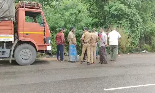 ടാങ്കർ ലോറിക്ക് പിന്നിൽ സ്കൂട്ടർ ഇടിച്ച് സ്‌കൂട്ടർ മറിഞ്ഞു; പിന്നാലെയെത്തിയ മറ്റൊരു ലോറി ശരീരത്തിലൂടെ കയറിയിറങ്ങി; കൊച്ചിയിൽ യുവാവിന് ദാരുണാന്ത്യം
