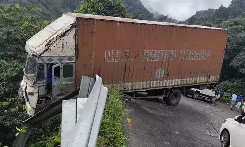 താമരശ്ശേരി ചുരത്തിൽ നിയന്ത്രണം വിട്ട കണ്ടെയ്‌നർ ലോറി സുരക്ഷാ വേലി തകർത്തു; കൊക്കയിലേക്ക് വീഴാതെ രക്ഷപ്പെട്ടത് തലനാരിഴയ്ക്ക്