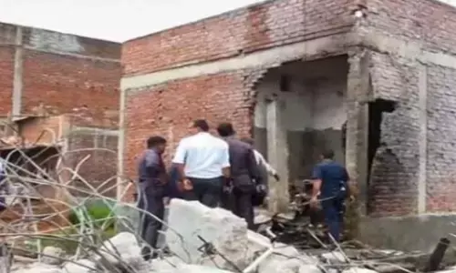 ഉഗ്ര സ്‌​ഫോ​ട​ന​ ശബ്ദത്തിൽ നടുക്കം; പരിഭ്രാന്തിയിൽ ആളുകൾ ചിതറിയോടി; ഉ​ത്ത​ര്‍​പ്ര​ദേ​ശിനെ വിറപ്പിച്ച് പ​ട​ക്ക​നി​ര്‍​മാ​ണ​ശാ​ലയിൽ വൻ പൊട്ടിത്തെറി; രണ്ടുപേർക്ക് ദാരുണാന്ത്യം; അ​ഞ്ച് പേ​ർ​ക്ക് പരിക്ക്