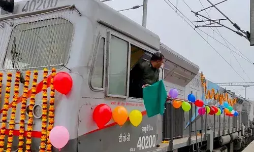 യാത്രിയോം കൃപയാ ധ്യാൻ ദിജിയെ..; ഓണത്തിന് ബെംഗളൂരുവിൽ നിന്നെത്തുന്ന മലയാളികൾക്ക് ആശ്വാസം; കൂടുതല്‍ സ്‌പെഷ്യല്‍ ട്രെയിനുകള്‍ പ്രഖ്യാപിച്ച് റെയില്‍വേ